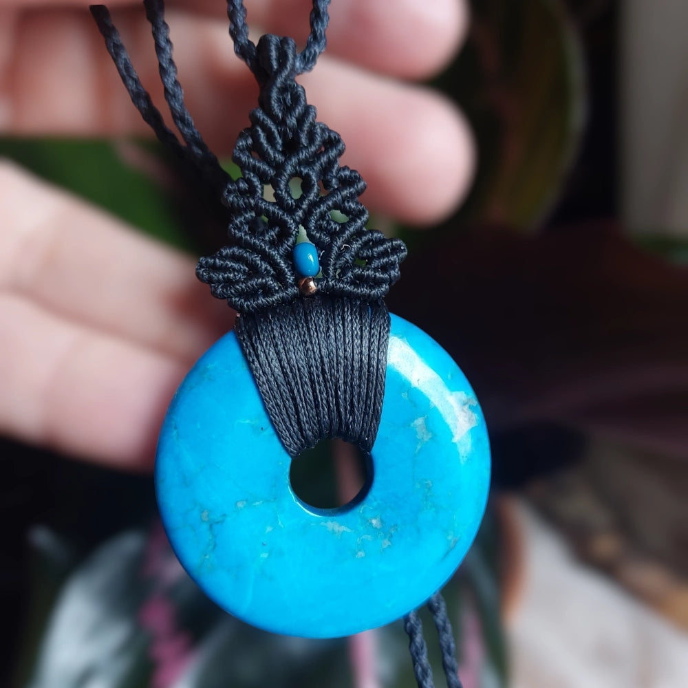 Howlite macrame pendant