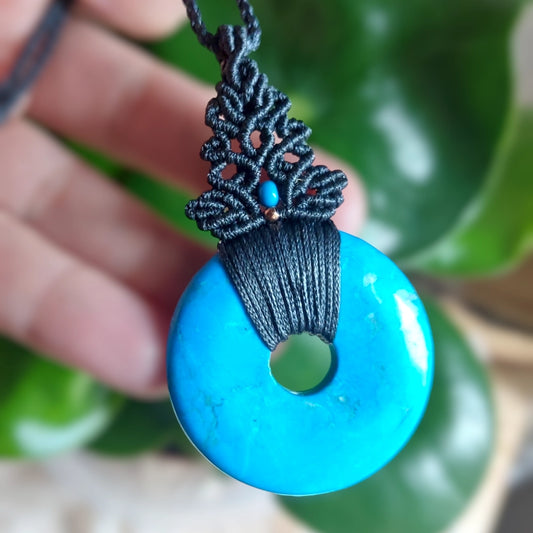 Howlite macrame pendant