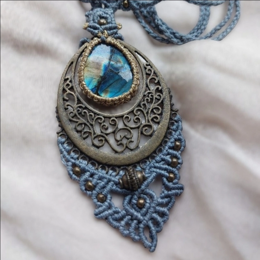 Stunning AAA quality Natural Labradorite Gemstone necklace,  that measures 28x21x5mm.