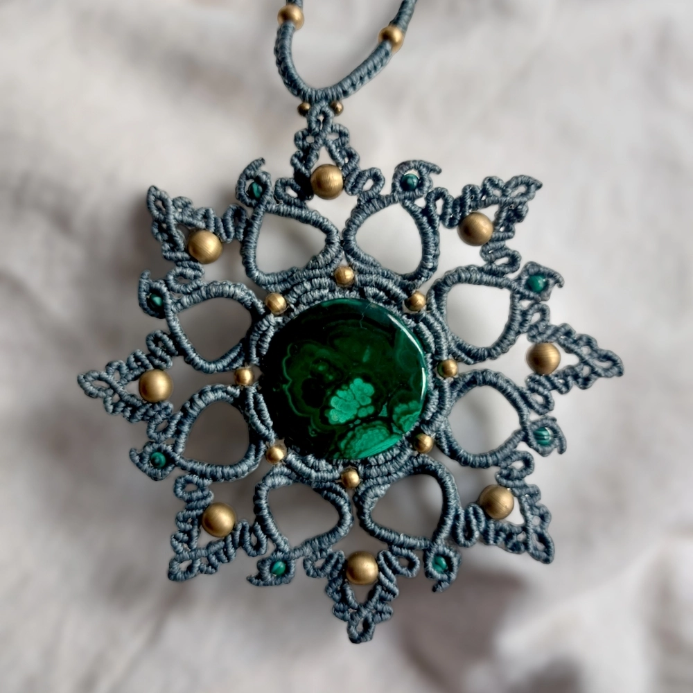 This Macrame Mandala Necklace is a stunning statement piece that features beautiful malachite stone With an adjustable length of approximately 54.5cm/21.7 inches, including the pendant, this necklace can be easily adjusted to fit any neck with a convenient slide lock feature. Malachite Gemstone size: 3cmx3cm
