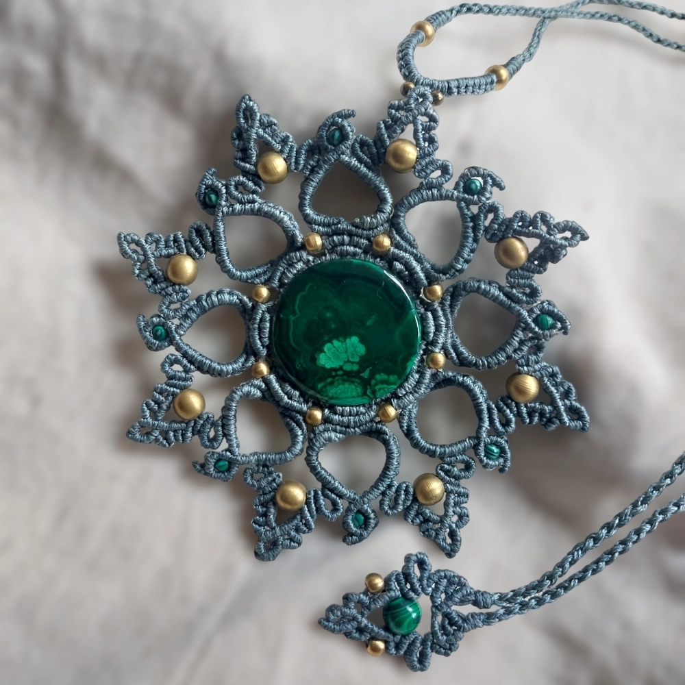 This Macrame Mandala Necklace is a stunning statement piece that features beautiful malachite stone With an adjustable length of approximately 54.5cm/21.7 inches, including the pendant, this necklace can be easily adjusted to fit any neck with a convenient slide lock feature. Malachite Gemstone size: 3cmx3cm
