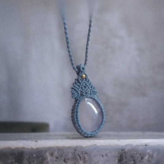 This beautiful bohemian-style necklace features a macrame design with rose quartz gemstones and copper beads. The adjustable length of approximately 53.5cm/21 inches allows you to customize the fit