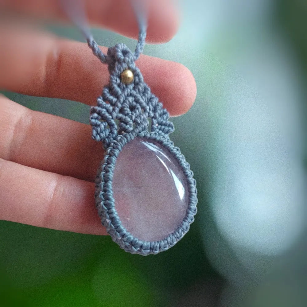 This beautiful bohemian-style necklace features a macrame design with rose quartz gemstones and copper beads. The adjustable length of approximately 53.5cm/21 inches allows you to customize the fit