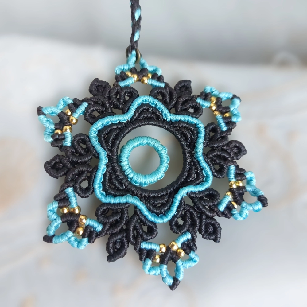 Mandala pendant in Macramé
