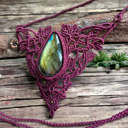 The Bordeaux Labradorite Macrame Necklace showcases a teardrop-shaped gemstone, elegantly wrapped in knotting style. It boasts an adjustable length of about 56cm/22 inches, including the pendant.