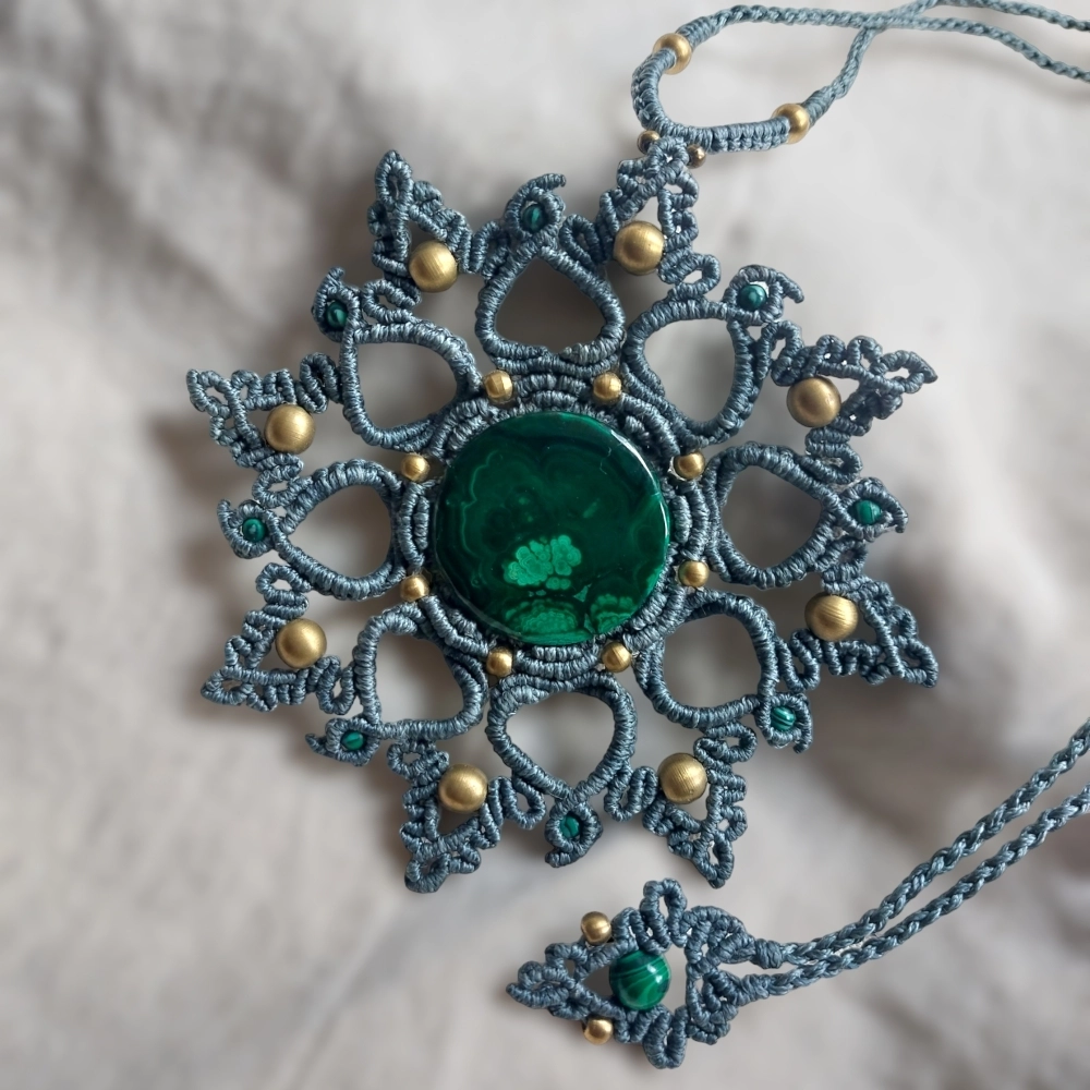 This Macrame Mandala Necklace is a stunning statement piece that features beautiful malachite stone   With an adjustable length of approximately 54.5cm/21.7 inches, including the pendant, this necklace can be easily adjusted to fit any neck with a convenient slide lock feature.  Malachite Gemstone size: 3cmx3cm