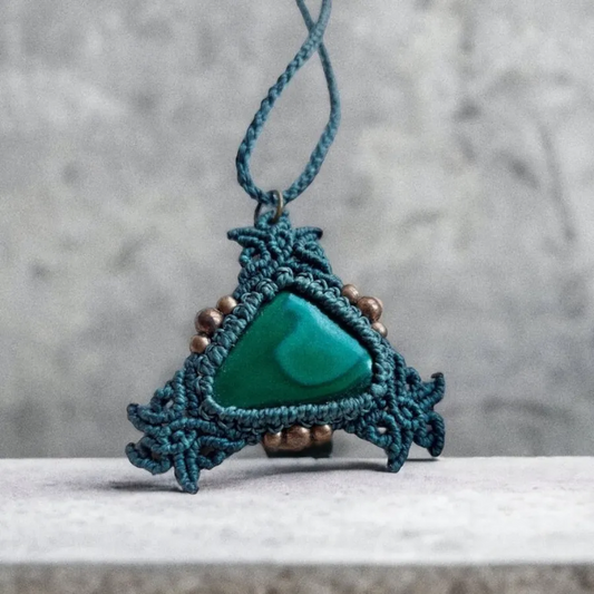 This beautiful bohemian-style necklace features a macrame design with malachite gemstones and copper beads. The adjustable length 