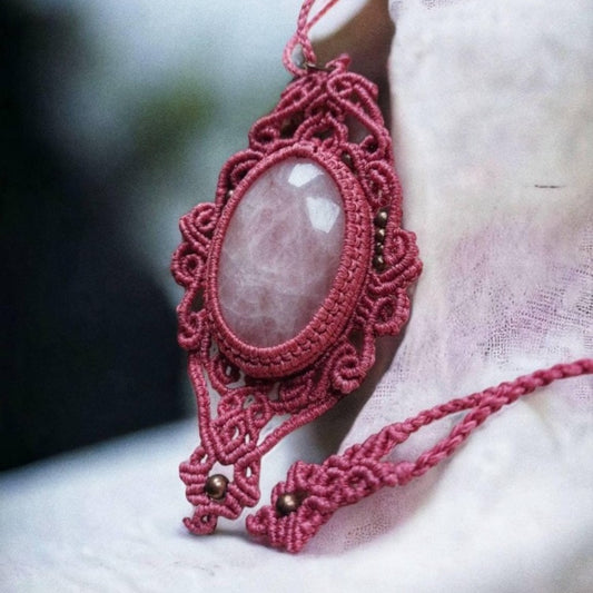 This beautiful bohemian-style necklace features a macrame design with rose quartz gemstones and copper beads. The adjustable length of approximately 54cm/21.2 inches allows you to customize the fit, while the included slide lock provides a secure and stylish finishing touch. 