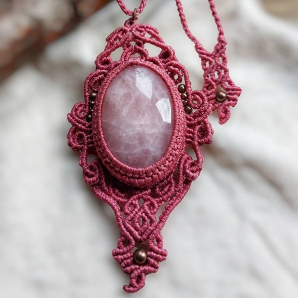 This beautiful bohemian-style necklace features a macrame design with rose quartz gemstones and copper beads. The adjustable length of approximately 54cm/21.2 inches allows you to customize the fit, while the included slide lock provides a secure and stylish finishing touch. 